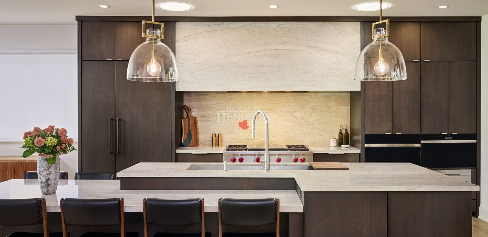 Modern Kitchen with quartz backsplash